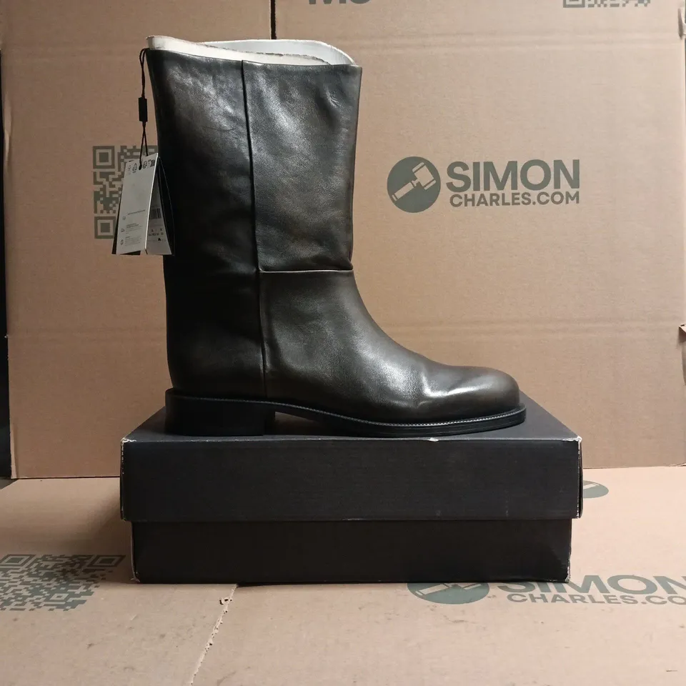 BOXED PAIR OF MASSIMO DUTTI ANKLE BOOTS IN BROWN SIZE UK 7