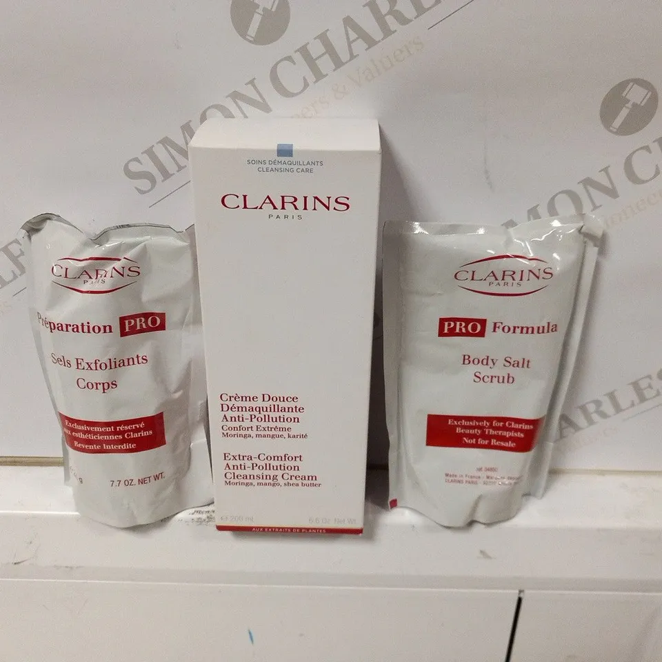 APPROXIMATELY 31 ASSORTED CLARINS PARIS COSMETIC PRODUCTS TO INCLUDE; PRO FORMULA BODY SALT SCRUB 220G(25) AND EXTRA COMFORT ANTI POLLUTIOON CLEASING CREAM 200ML(6)