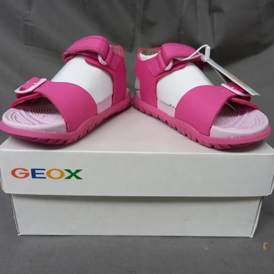 BOXED PAIR OF GEOX KIDS OPEN TOE SANDALS IN PINK UK SIZE 9