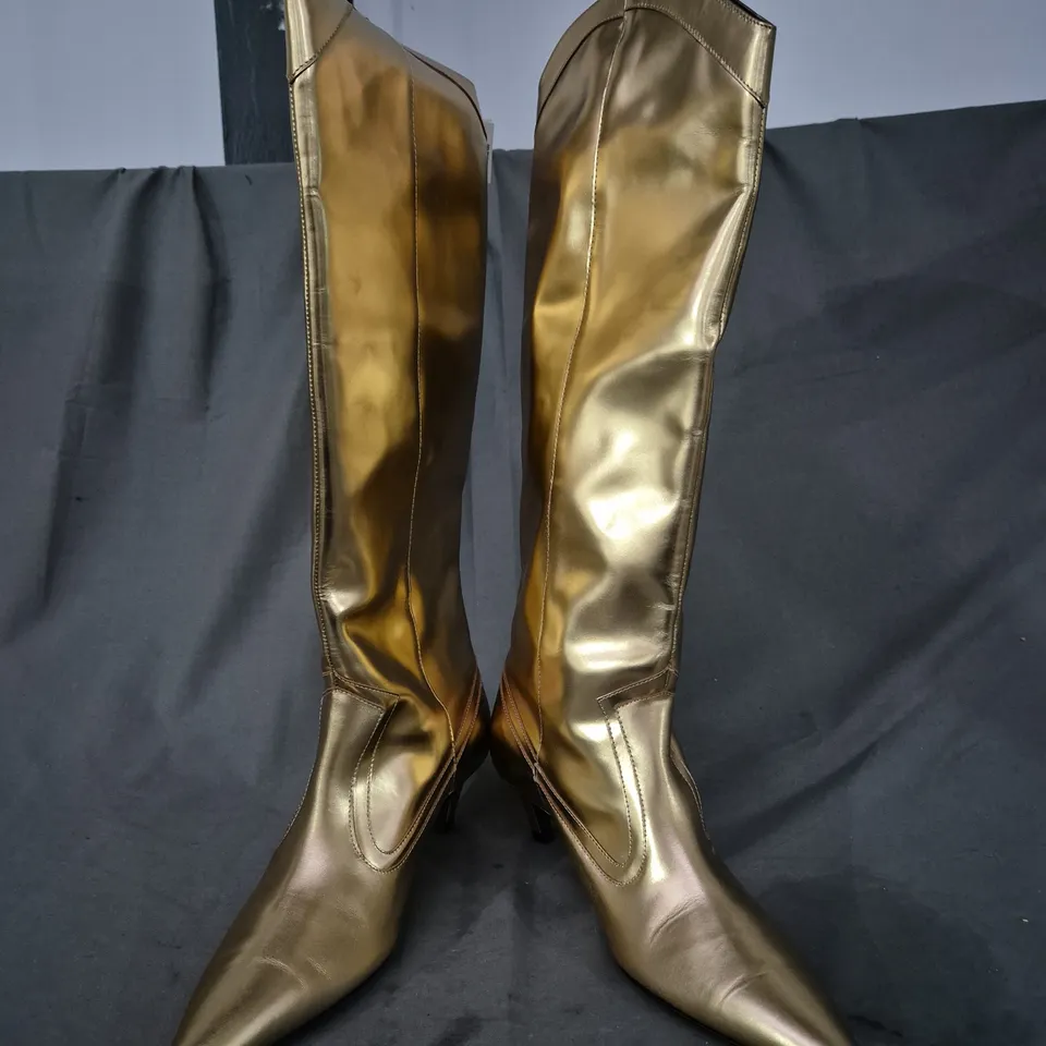 BOXED PAIR OF ZARA POINTED TOE LOW HEEL KNEE-HIGH BOOTS IN METALLIC GOLD UK SIZE 6