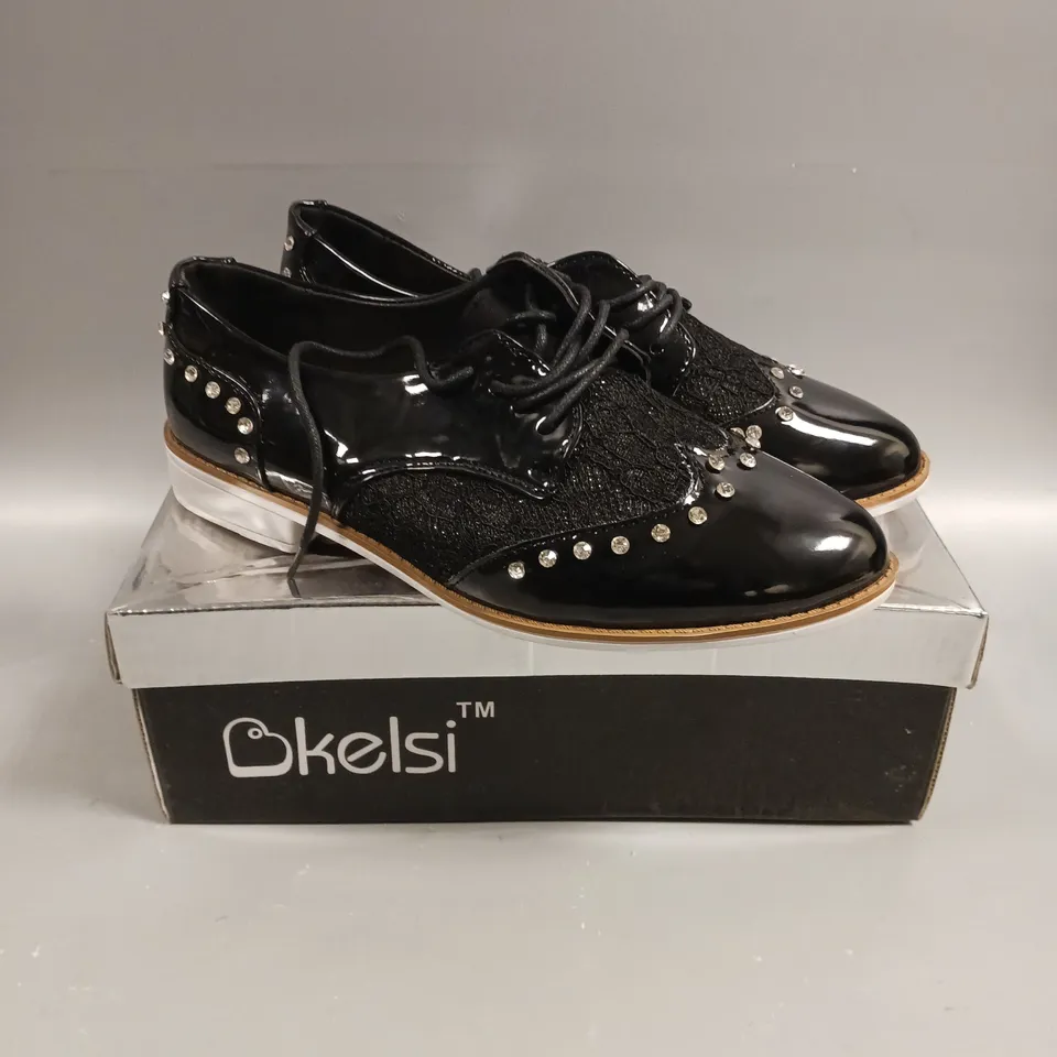 BOXED PAIR OF KELSI LACED SEQUINED SHOES IN BLACK - 4