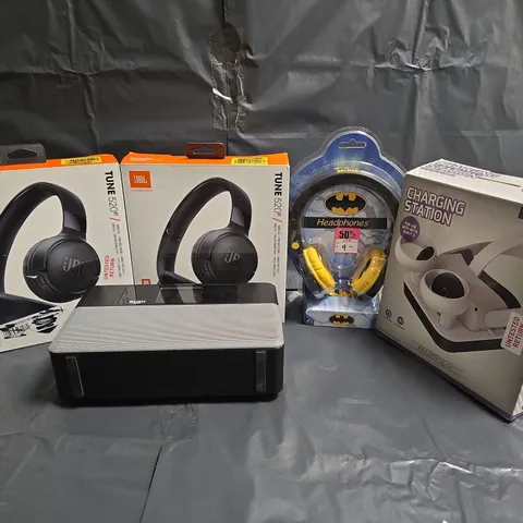APPROXIMATELY 11 ELECTRICAL ITEMS TO INCLUDE JBL HARMAN TUNE 520BT HEADPHONES, VENOM META QUEST 2 CHARGING STATION, BUSH DAB+ BLACK RADIO, ETC