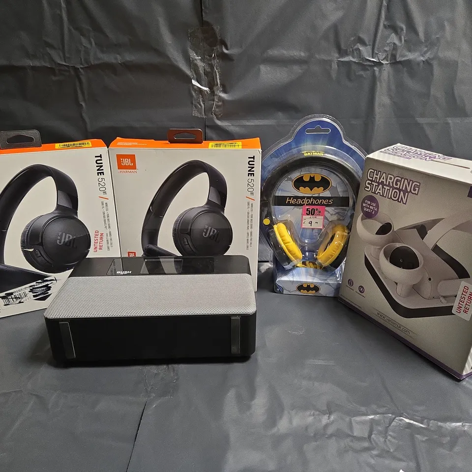 APPROXIMATELY 11 ELECTRICAL ITEMS TO INCLUDE JBL HARMAN TUNE 520BT HEADPHONES, VENOM META QUEST 2 CHARGING STATION, BUSH DAB+ BLACK RADIO, ETC