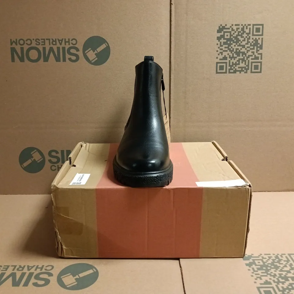 BOXED PAIR OF HEAVENLY FEET CHELSEA BOOTS IN BLACK SIZE 5