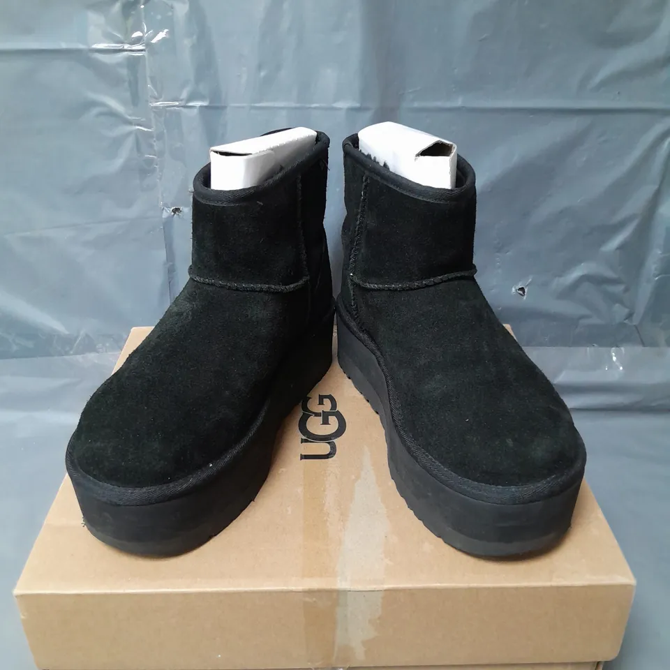 PAIR OF UGG CLASSIC MINI PLATFORM ANKLE BOOTS - BLACK - 6 RRP £175