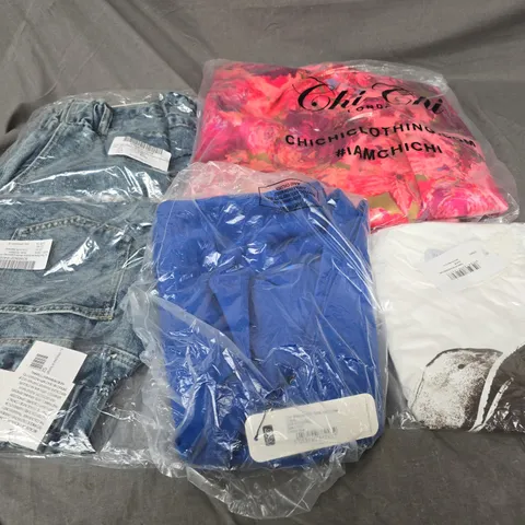 APPROXIMATELY 20 ASSORTED CLOTHING ITEMS IN VARIOUS STYLES AND SIZES 