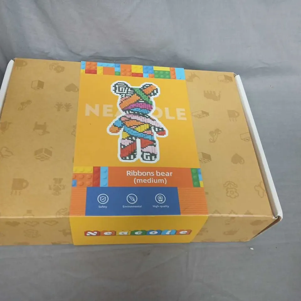 NEACOLE RIBBONS BEAR (MEDIUM) 