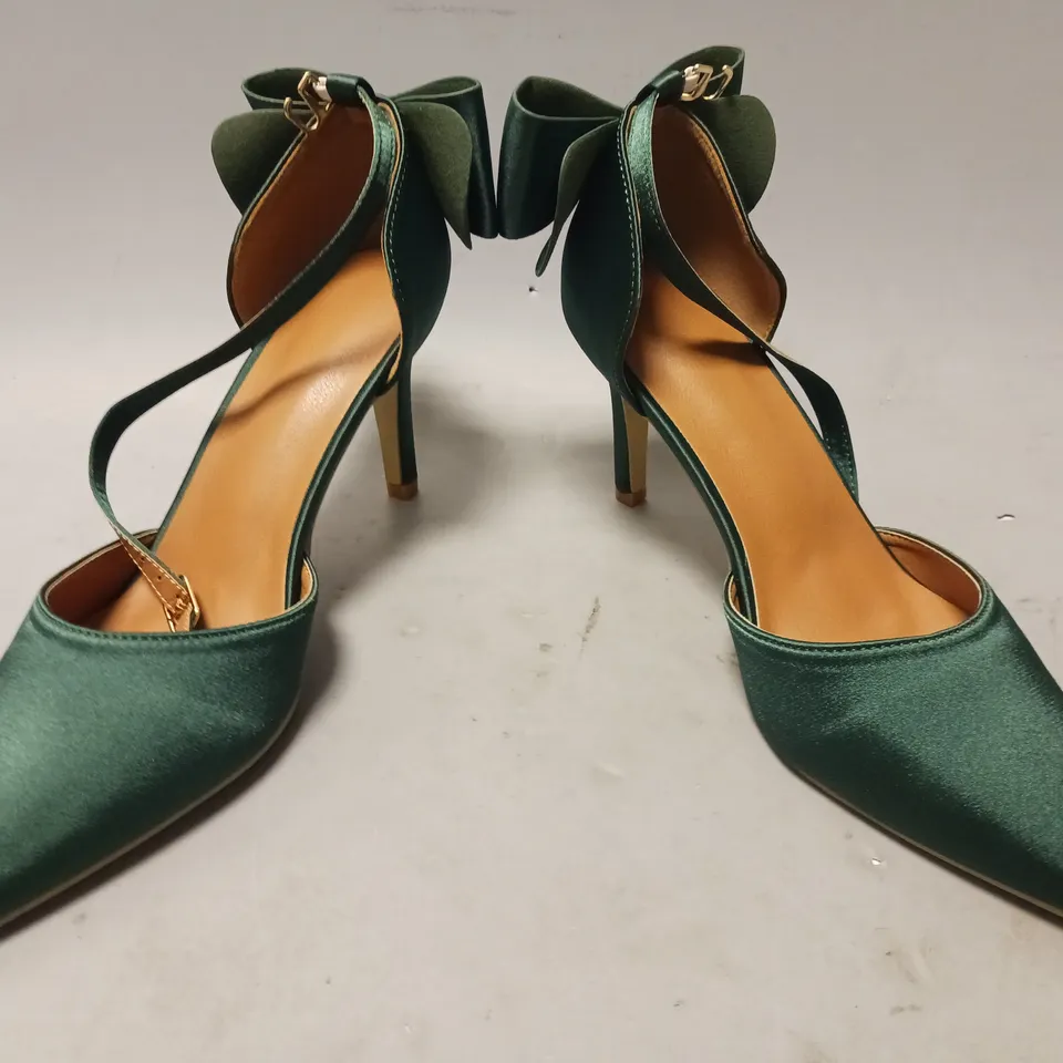 BOXED PAIR OF DESIGNER POINTED TOE HEELS IN GREEN W. BOW DETAIL EU SIZE 37
