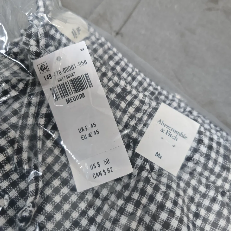 ABERCROMBIE & FITCH MEN’S GINGHAM CHECK SHORTS – MEDIUM