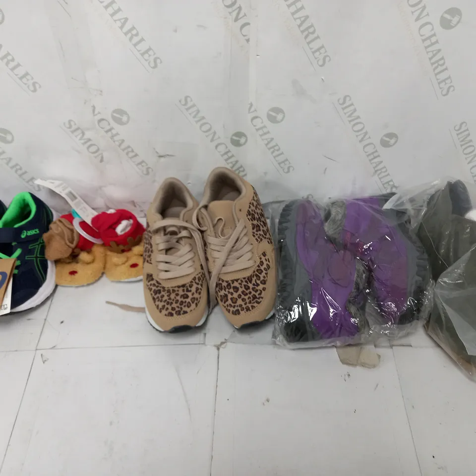 BOX OF APPROXIMATELY 15 ASSORTED SHOES TO INCLUDE BOOTS, SLIPPERS, AND SANDALS 