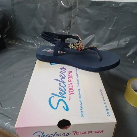 BOXED PAIR OF YOGA FOAM SKECHERS SANDALS UK SIZE 6