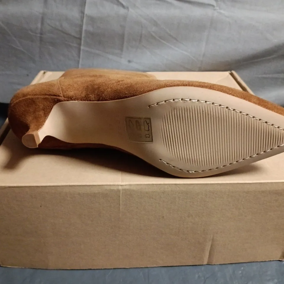 BOXED PAIR OF BODEN WOMEN'S BROWN SUEDE ANKLE BOOTS - SIZE 41