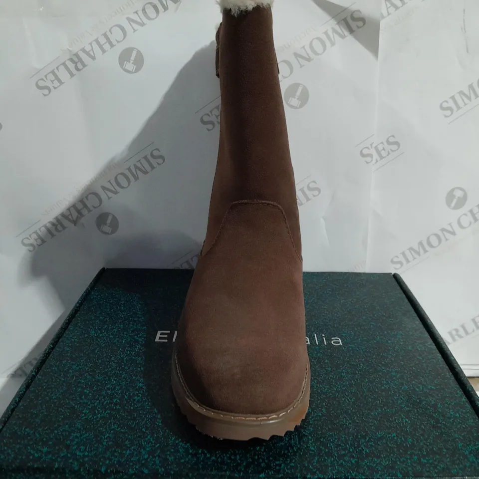 BOXED PAIR OF EMU ELECTRA WATERPROOF SUEDE BOOTS IN BROWN SIZE W8/M7