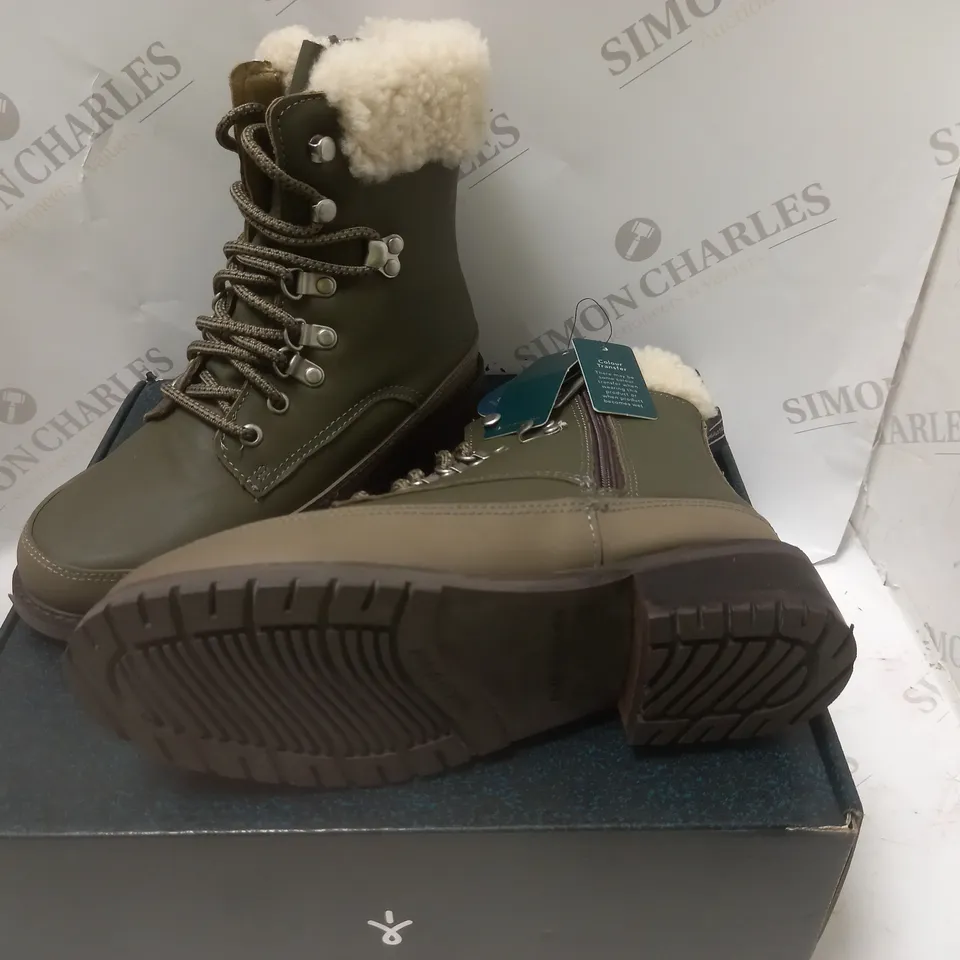 BOXED OKAB DARK OLIVE WATERPROOF BOOTS - SIZE 6