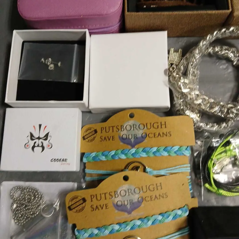 LOT OF ASSORTED JEWELLERY ITEMS TO INCLUDE CUFFLINKS, EARRINGS, RINGS AND NECKLACES