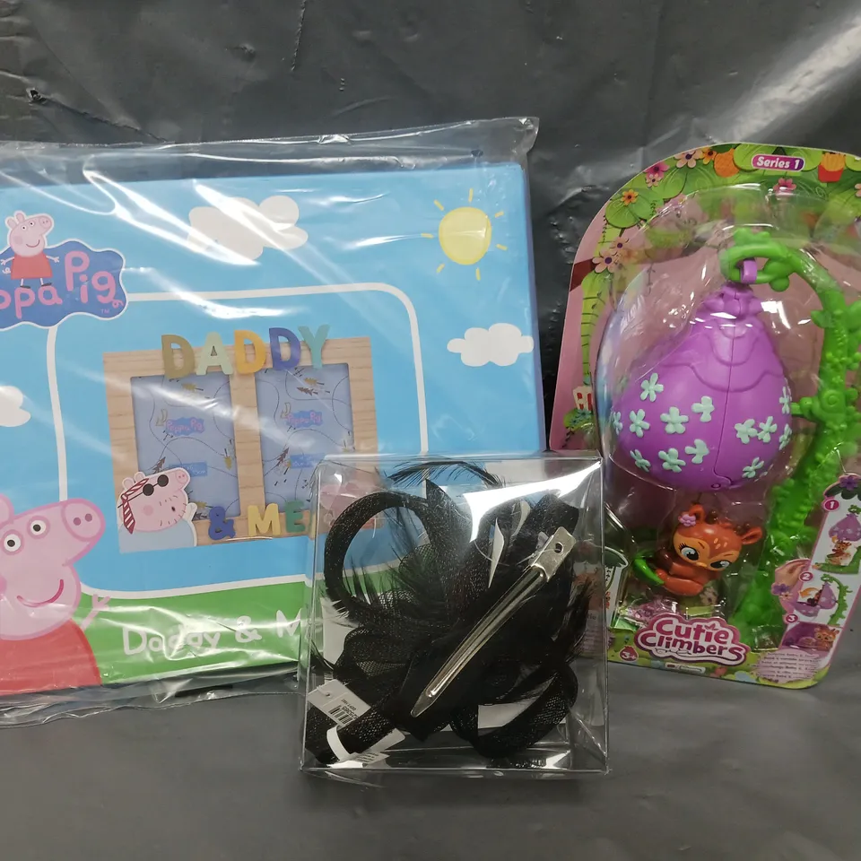 APPROXIMATELY 5 ASSORTED ITEMS TO INCLUDE PEPPA PIG DADDY & ME FRAME, HAIR CLIP, CUTIE CLIMBERS TOY. ETC