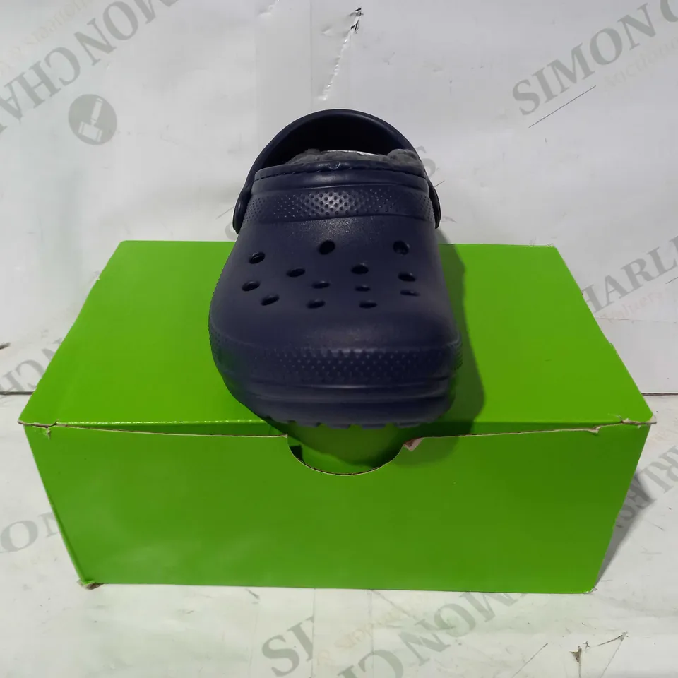 BOXED PAIR OF CROCS CHILDREN'S CLASSIC LINED CLOGS IN NAVY UK SIZE 8