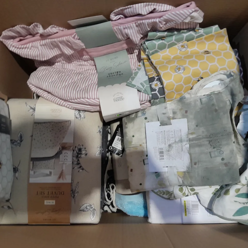 BOX OF APPROXIMATELY 10 ASSORTED BEDDING AND SOFT FURNISHING ITEMS TO INCLUDE - BLUEY PLUSH - BEDDING SET - FITTED SHEET ETC. 
