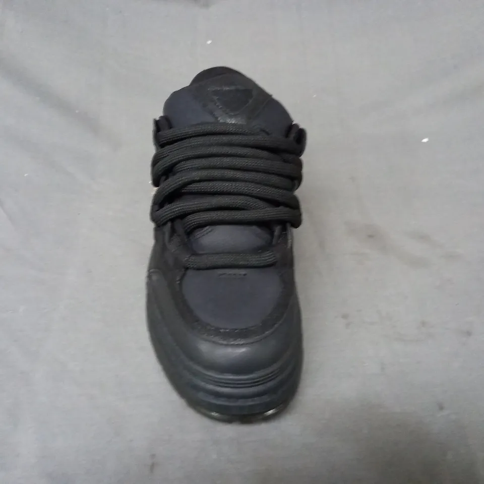 PAIR OF BERSHKA SHOES IN BLACK UK SIZE 8