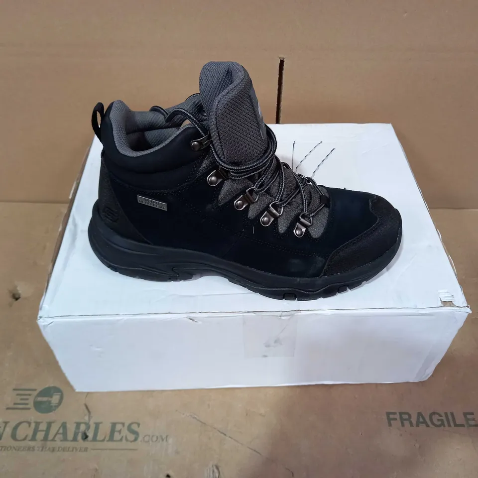 BOXED PAIR OF SKECHERS- SIZE 6.5