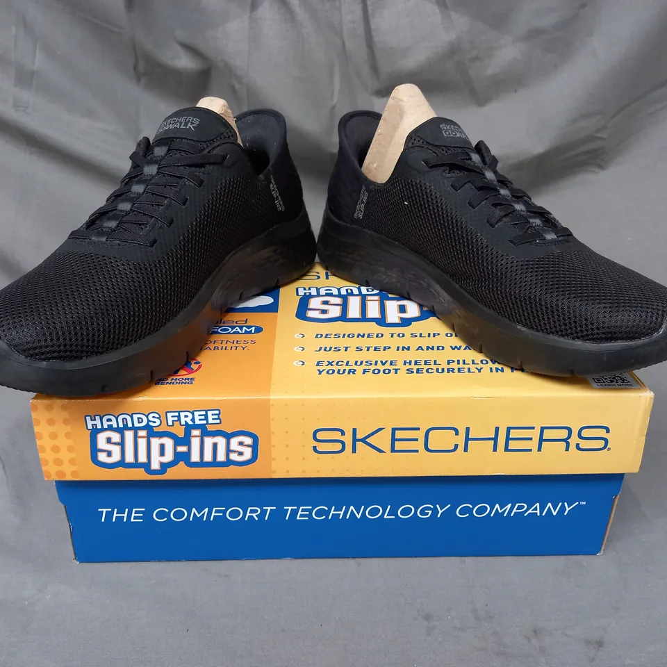 BOXED PAIR OF SKECHERS GO WALK TRAINERS IN BLACK SIZE 8