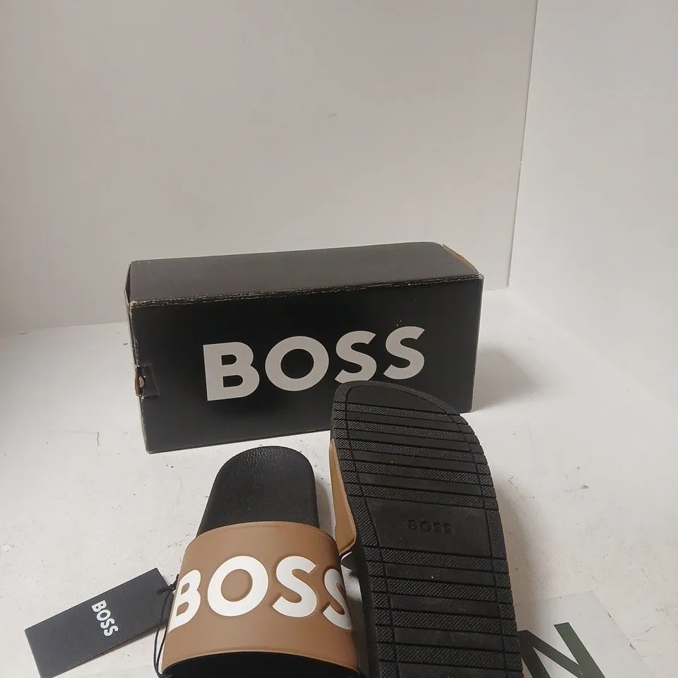 HUGO BOSS MEN’S SLIDES – BEIGE STRAP, BLACK FOOTBED, UK 12 (EU 46)