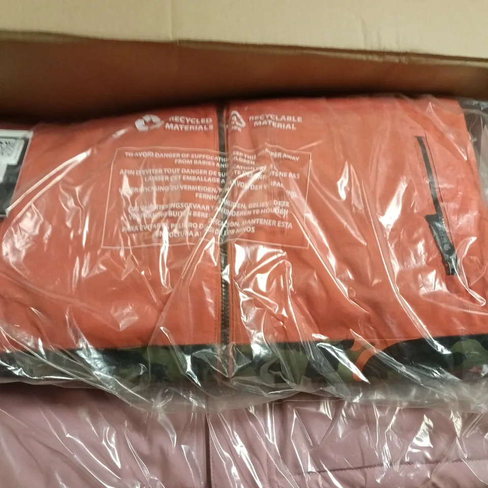 APPROXIMATELY 15 ASSORTED BRAND NEW DARE2B KIDS CLOTHING ITEMS IN VARIOUS SIZES, STYES & COLOURS TO INCLUDE FREEHAND FLEECE, SHREDDER JACKET, CONSIST II CORE STRETCH, ETC - COLLECTION ONLY
