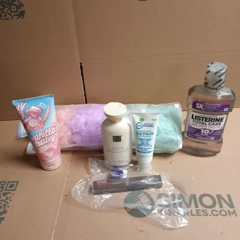 APPROXIMATEY 20 ASSORTED HEALTH AND BEAUTY PRODUCTS TO INCLUDE - LISTERINE MOUTHWASH - RITUALS HYDRATING CONDITIONER AND BATH SPONGES