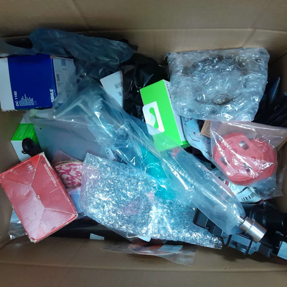 BOX OF ASSORTED CAR ITEMS TO INCLUDE AIR VENTS - OIL FILTERS - / COLLECTION ONLY 