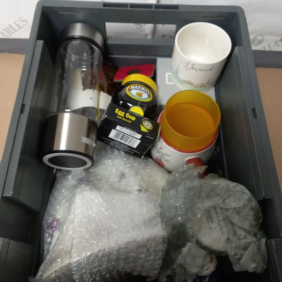 TOTE OF 10 ASSORTED HOUSEHOLD ITEMS TOO INCLUDE MUGS AND DRINKING BOTTLES 