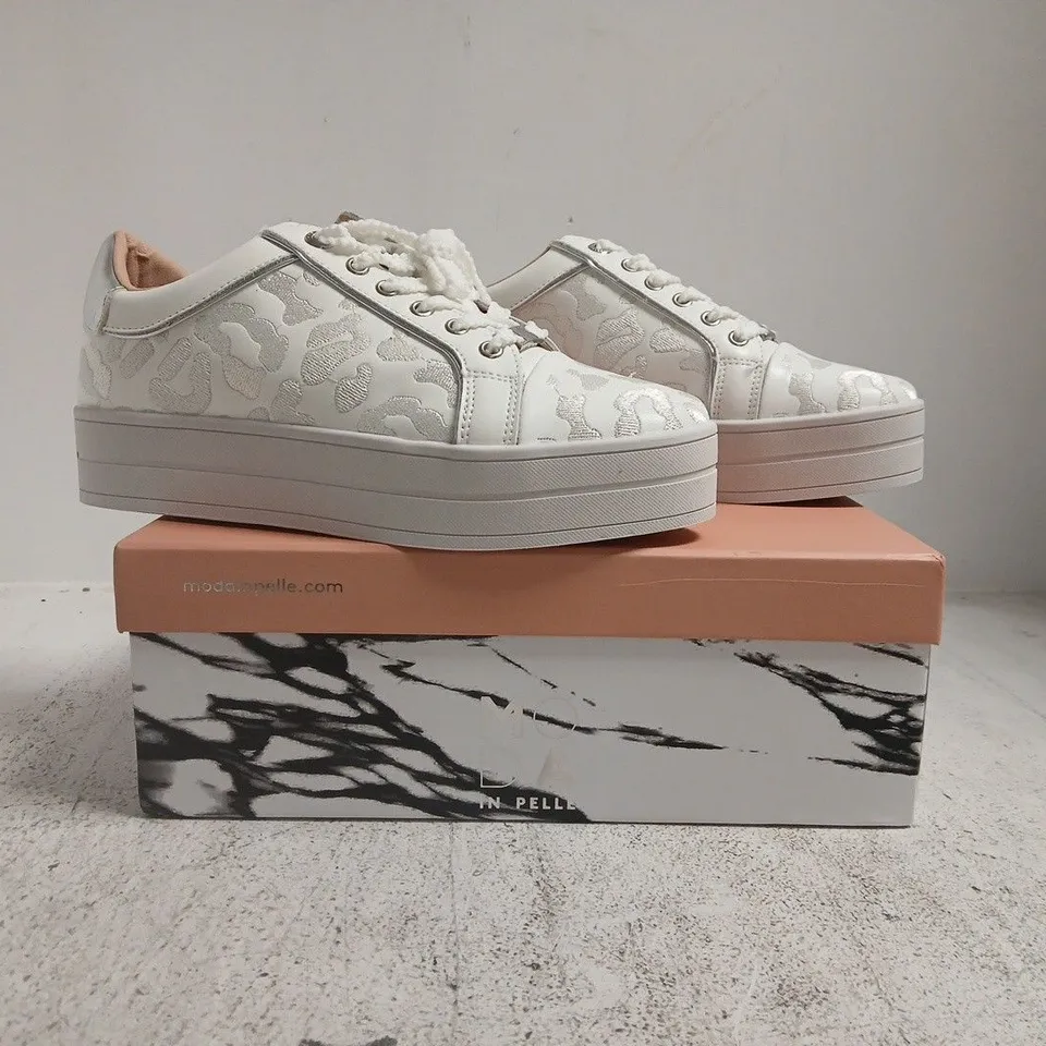 BOXED PAIR OF MODA IN PELLE BUTTERCUPP AZTEC PANEL CHUNKY TRAINERS IN WHITE SIZE UK 5