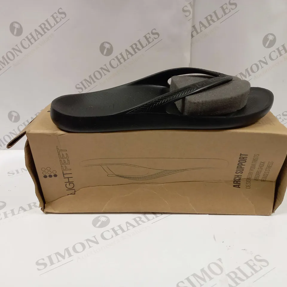 BOXED PAIR OF LIGHTFEET ARCH SUPPORT FLIP FLOPS UK SIZE 10.5 