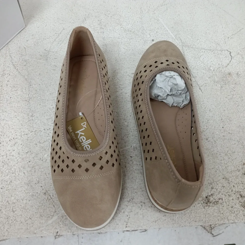 BOXED PAIR OF DR KELLER JILLY SHOES IN BEIGE - SIZE 7