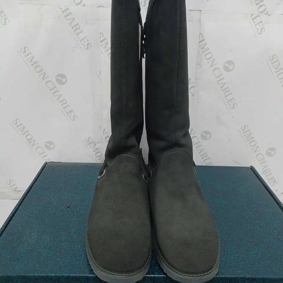 BOXED EMU AUSTRALIA "KEMMIE" LEATHER KNEE BOOTS - SIZE M10, DARK GREEN 