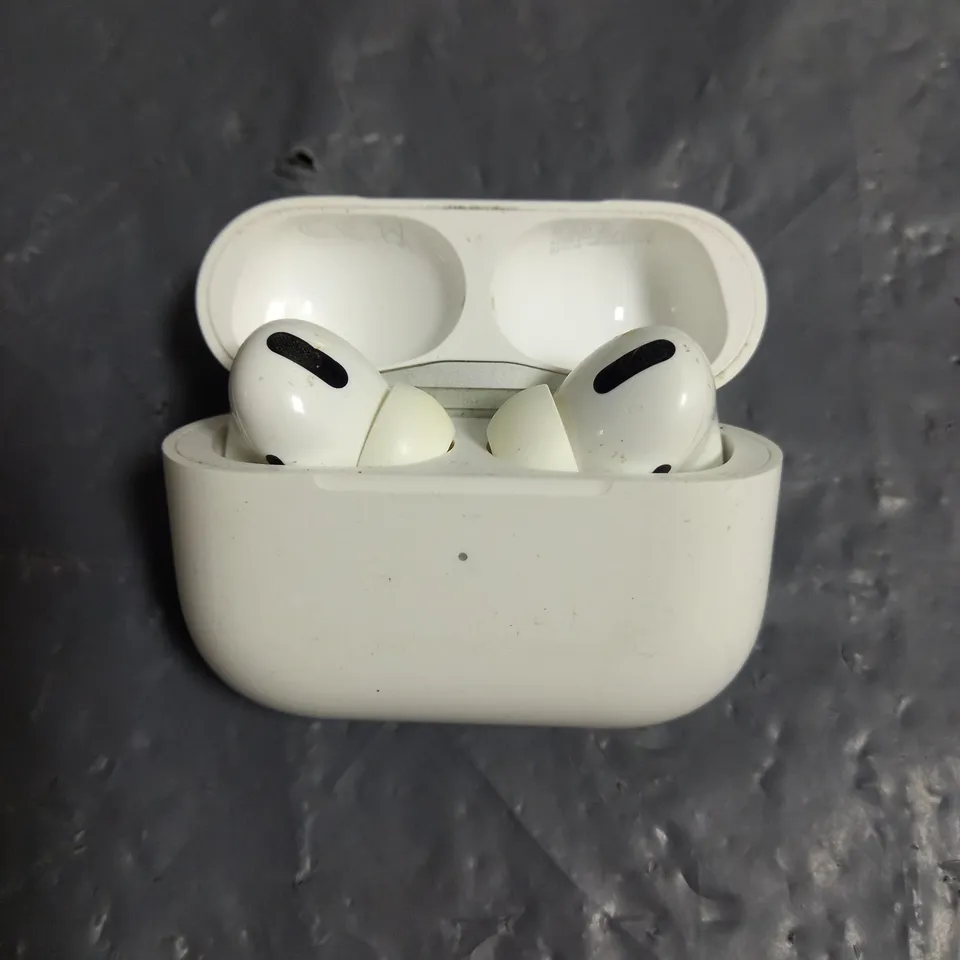 PAIR OF APPLE AIRPODS PRO 1ST GEN IN WHITE