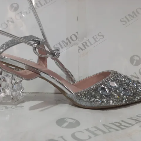 BOXED PAIR OF DESIGNER POINTED TOE LOW CLEAR BLOCK HEEL SHOES IN METALLIC SILVER W. JEWEL EFFECT EU SIZE 40