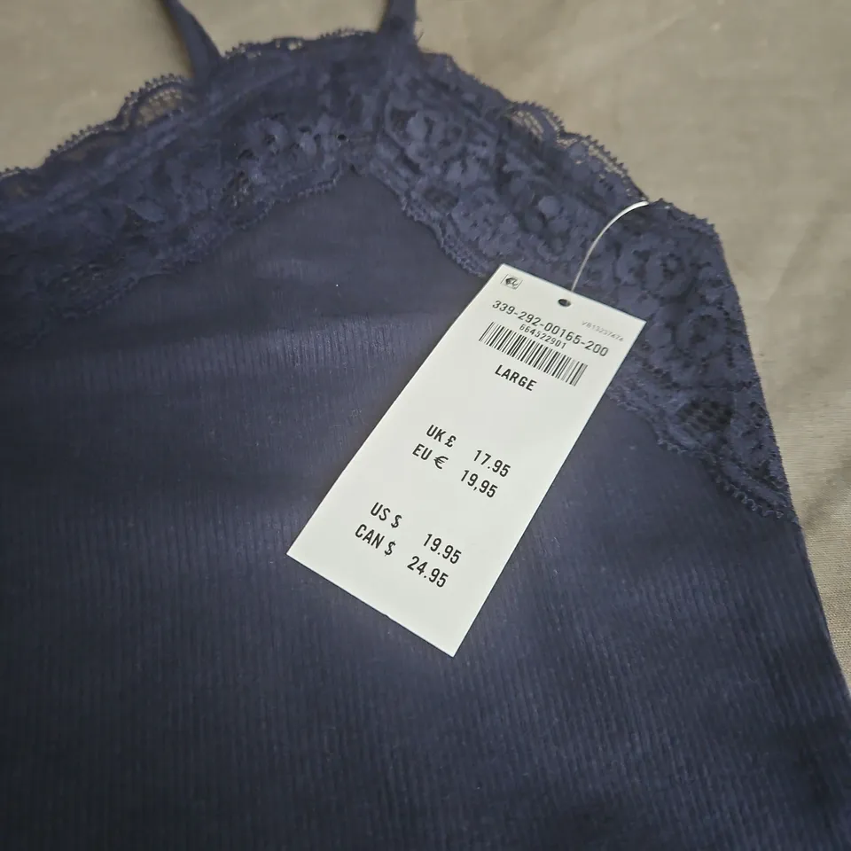 HOLLISTER SET OF 2 LACE TRIM CAMI TOPS – NAVY & WHITE, SIZE L