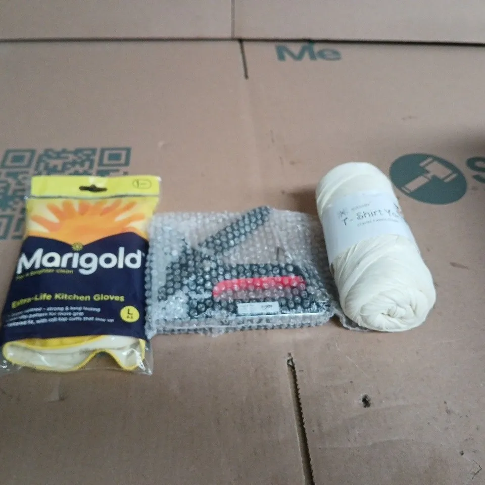 APPROXIMATELY 15 ASSORTED HOUSEHOLD PRODUCTS TO INCLUDE MARIGOLD EXTRA LIFE KITCHEN GLOVES STAPLE GUN AND NISSARY T SHIRT YARN