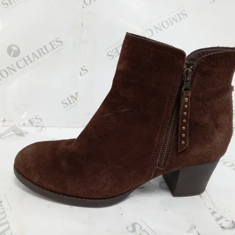BOXED PAIR OF SKECHERS TAXI ZIP BOOTS IN CHOCOLATE SIZE 8