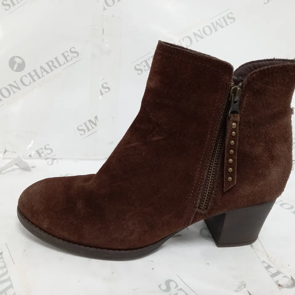 BOXED PAIR OF SKECHERS TAXI ZIP BOOTS IN CHOCOLATE SIZE 8