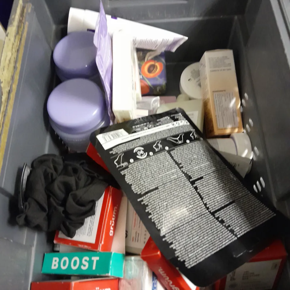 APPROXIMATELY 20 ASSORTED HEALTH & BEAUTY ITEMS TO INCLUDE - BULLDOG BODY LOTION, EPIMAX CREAM AND DOVE MEN BODY WASH