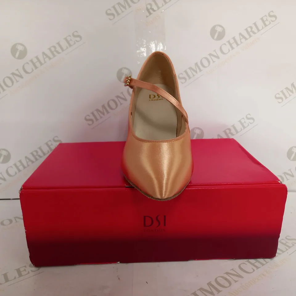 DSI LONDON PARIS COURT SHOE IN FLESH RED - SIZE 5