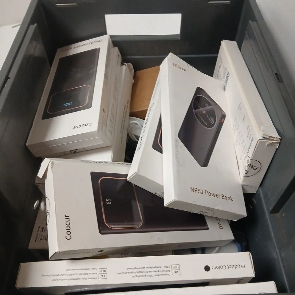 APPROXIMATELY 15 ASSORTED SMARTPHONE ACCESSORIES TO INCLUDE CHARGING CABLES, POWERBANKS, PHONE CASES ETC 