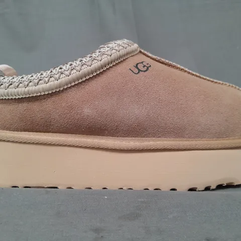 BOXED PAIR OF UGG SHOES IN BEIGE UK SIZE 6