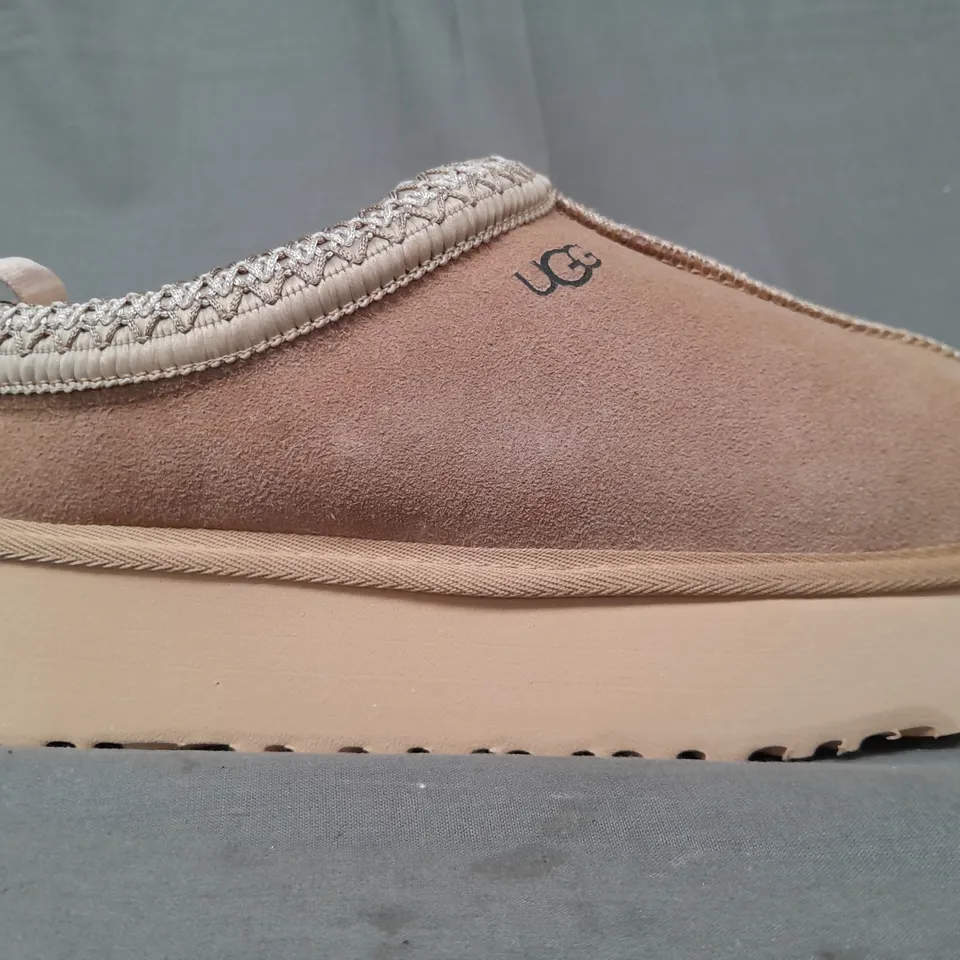 BOXED PAIR OF UGG SHOES IN BEIGE UK SIZE 6