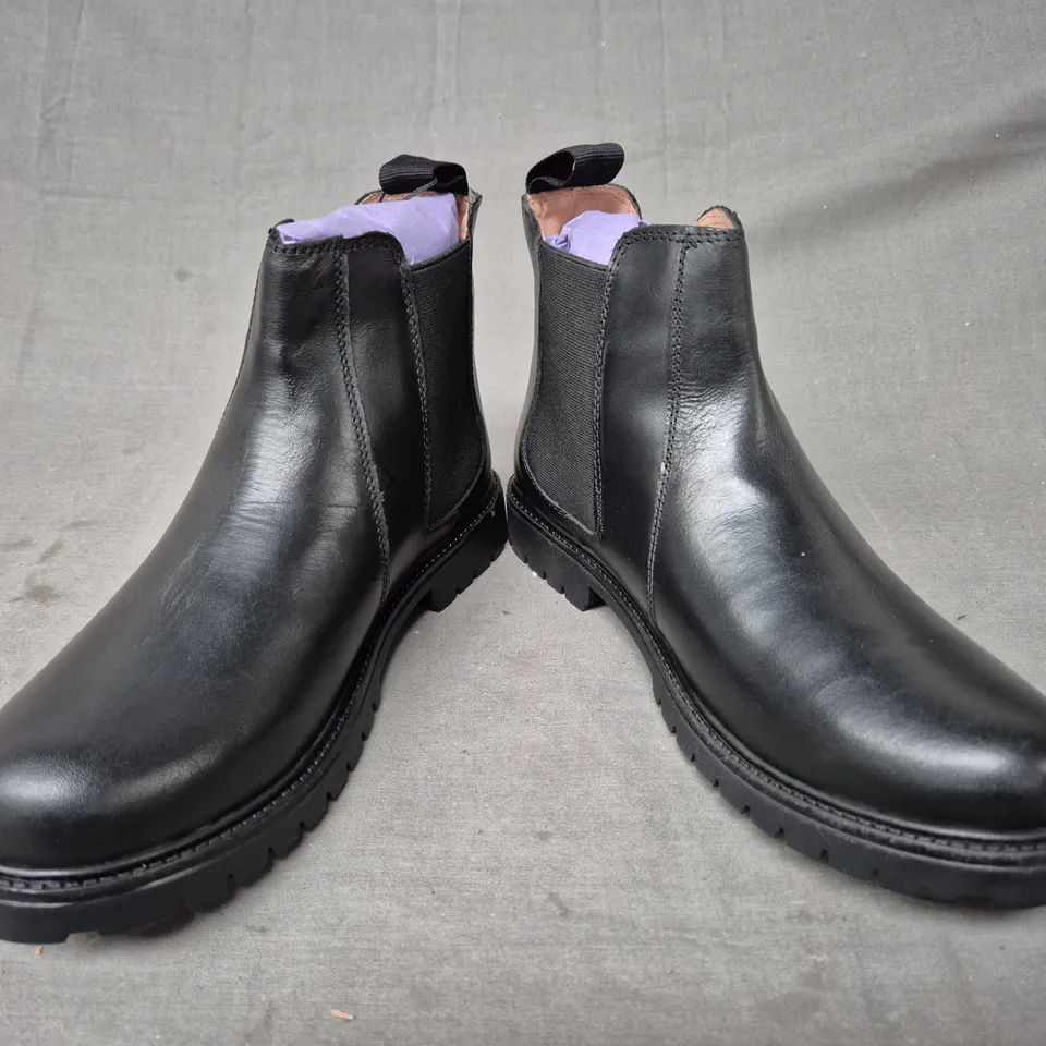 BOXED PAIR OF ROAMERS TWIN GUSSET ANKLE BOOTS IN BLACK SIZE 4