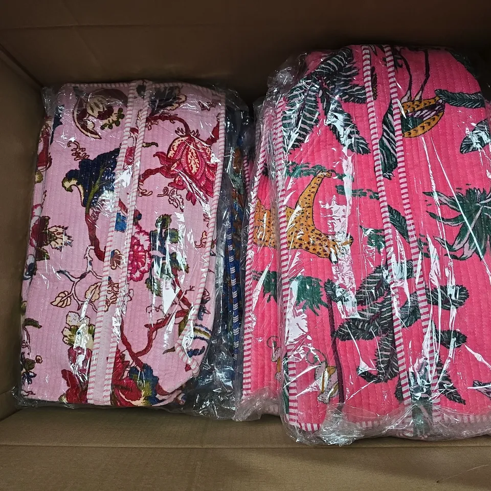 APPROXIMATELY 20 ASSORTED NILA PARMER DESIGNS COTTON QUILTED TOTE BAGS IN VARIOUS DESIGNS & COLOURS