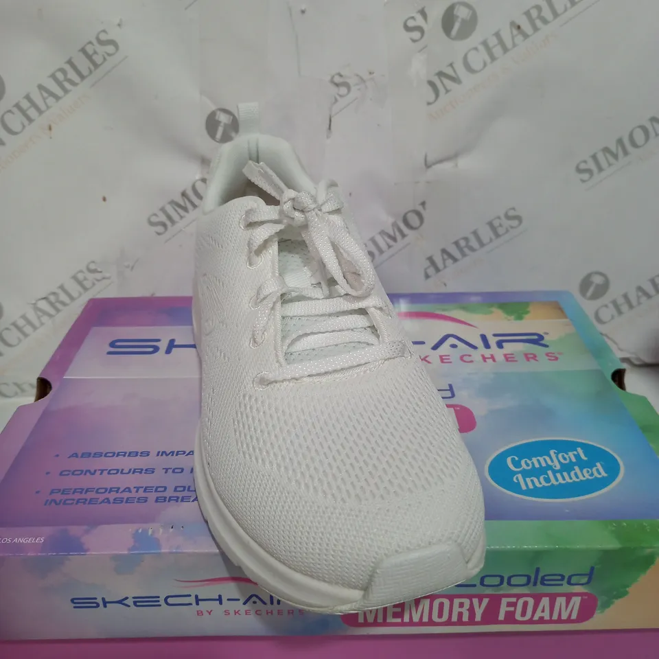 BOXED PAIR OF SKETCHERS AIR COOLED TRAINER IN WHITE SIZE 7