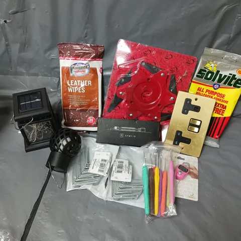 APPROXIMATELY 15 ASSORTED HOUSEHOLD ITEMS TO INCLUDE LEATHER WIPES, DOUBLE SOCKET, SOLAR LIGHT, ETC