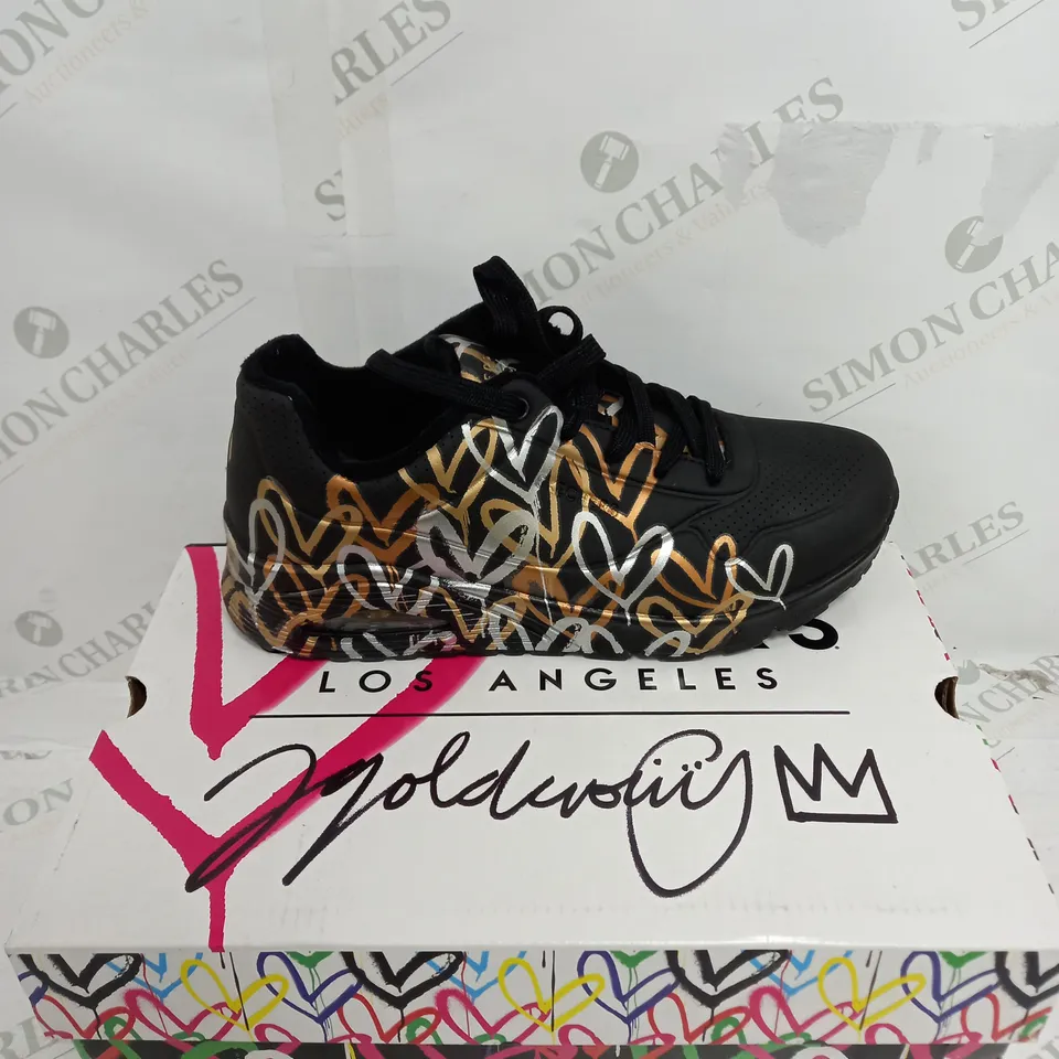 BOXED SKETCHERS LOS ANGELES WOMENS SIZE 6 BLACK TRAINER 